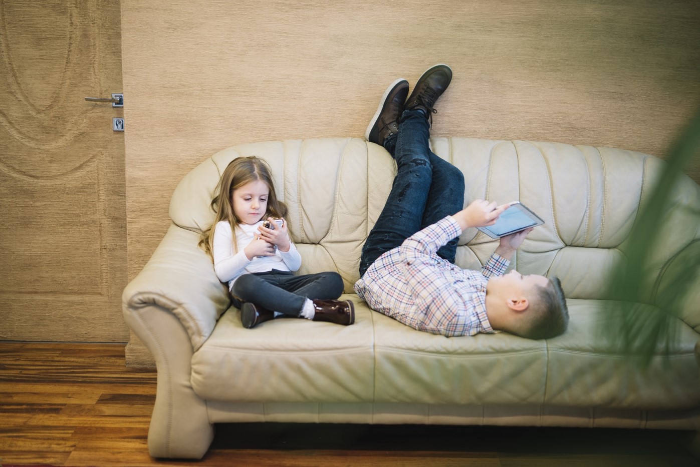 girl and her dad playing with the devices 