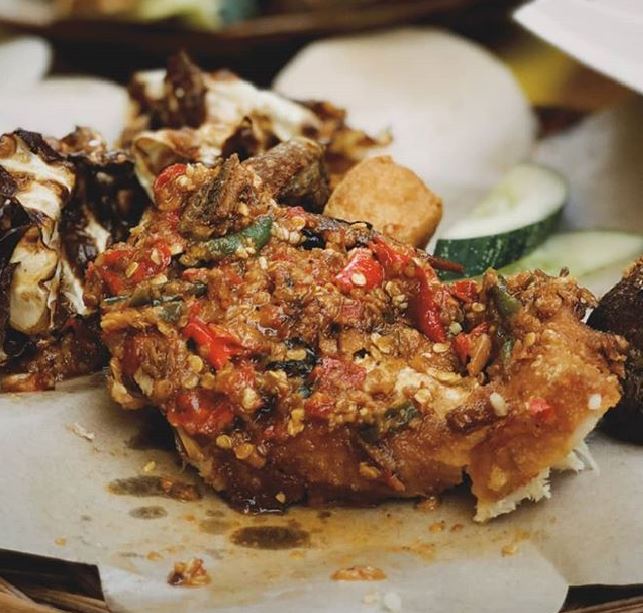 spicy fried chicken with chilli sambal