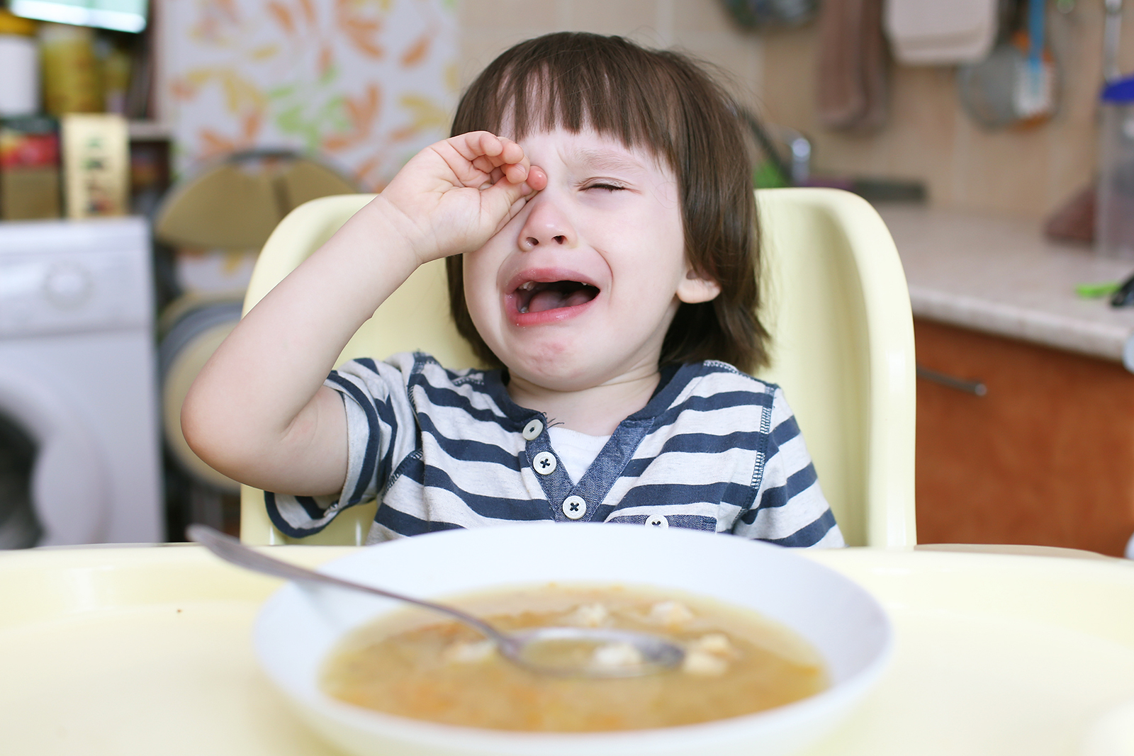 Ребенок ничего не видит. Ребенка заставляют есть. Мальчик не хочет есть. Мальчик не хочет есть кашу. Ребенок ест суп.