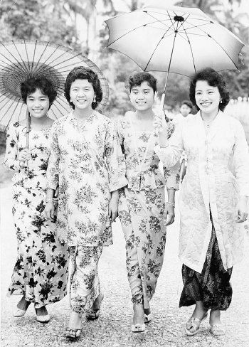 old picture of malay women in baju kurung 